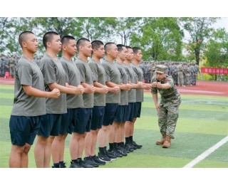 役前训练场上，硚口区百余名预定新兵热情高涨