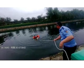 “河里好像漂着个人？”民警跳入水中火速救下溺水女子