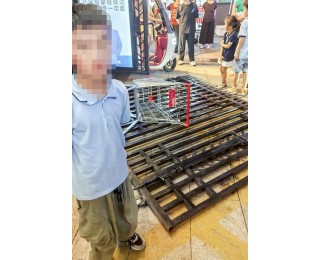 小区铁门突然倒塌，3岁男童被砸致3处骨折