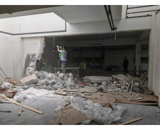 别墅地下车库改建成居住用房，执法人员：是违建，必须拆！