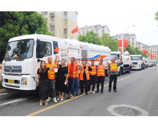 环卫车辆“穿新衣”参加国庆环境保障