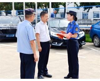 国庆将至，武汉经开区城管巡街提醒：旧国旗、破损国旗，赶紧换！