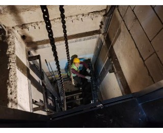 酒店占公共车位加装电梯，江夏依法拆除违建电梯