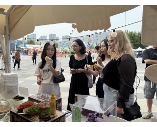 国内首部魔法主题高跷巡游偶剧空降武汉，国庆首日甘露山文创城吸引国庆首日近5万游客