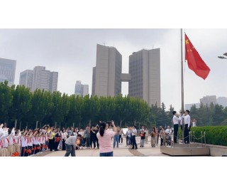 洪山广场举行升国旗仪式，数百名市民齐聚广场致敬伟大祖国