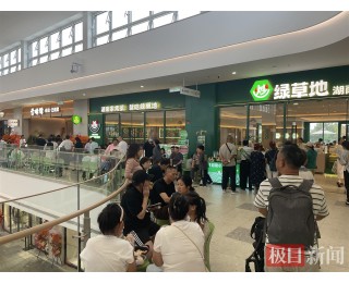 车谷商圈国庆假期人头攒动，武汉杉杉奥特莱斯单日销售额破千万元，市民就餐排到下午茶时分
