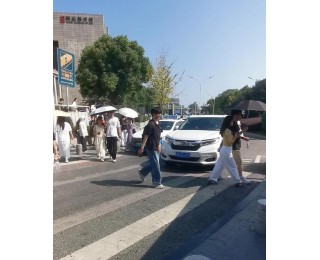 记者观察｜缓解湖北省博物馆车流拥堵，天鹅湖路单行线能否换个方向？