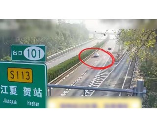 在高速公路超车道内倒车，驾驶员被扣12分