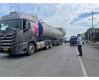 “巨无霸”误入百年老街进退两难，新沟镇街道综合执法队员暖心解围