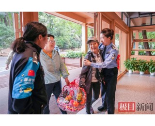 东湖民警帮婆婆找回港澳通行证，游客千里来送锦旗