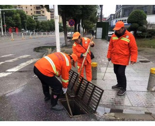 雨歇人不歇，东西湖将军路街环卫忙着清掏雨水箅子