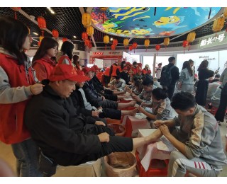 乘游轮送礼包演节目，爱心人士陪福利院老人过重阳节