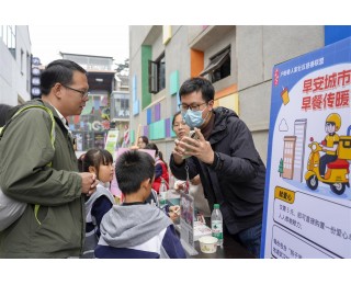 志愿者为环卫工众筹早餐，户部巷环卫工制作豆腐脑答谢