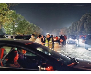 上万游客齐聚木兰音乐盛典，400余名警力在细雨中倾心守护