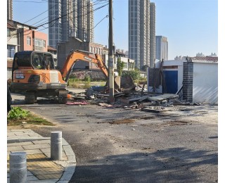 黄陂区前川街道拆除进出城道路上的一处违建