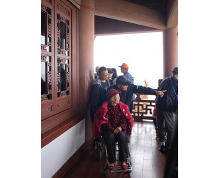 58岁儿子带百岁母亲自驾游中国，重阳节登黄鹤楼望远