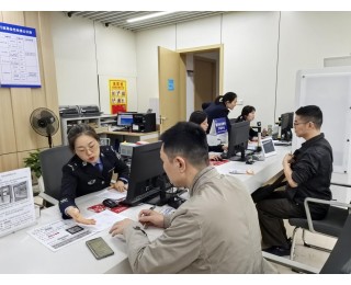 武汉光谷：窗口亮到八点，“夜间办证专场”暖在心坎上