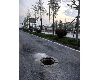 路面井盖破损存隐患，新洲一街道城管干部“守井”保平安