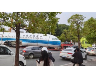 武汉街头拖车拉着飞机走？官方知情人士：飞机系正常拖运，已办手续