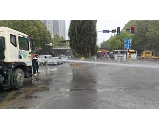 两车相撞致泥土倾泻路面，武汉环卫工雨中3小时抢通道路