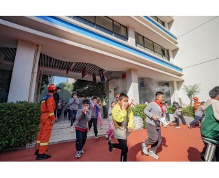 “弯腰捂鼻、不慌不挤！”武汉少年警队开展消防演练，1041名学生紧急有序疏散