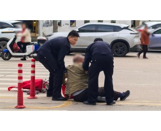 老人马路中间突发头晕栽倒，办案归队的刑警迅速施救助其脱险