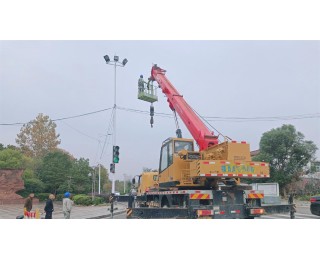 路口安装15米高架射灯，照亮居民回家路