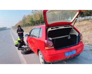 私家车爆胎女子束手无策，城管执法队员暖心帮助更换