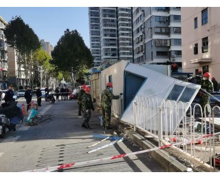 200平方米移动板房占用人行道，武昌区杨园街道拆违还路于民