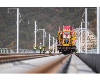 西十高铁全线铺轨贯通