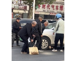 女子不慎被卷入车底，众人纷纷跑来抬车救人，网友：这就是刻在中国人骨子里的善良和团结
