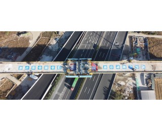 通甬高铁海盐特大桥跨杭浦高速连续梁成功合龙