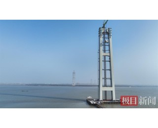 世界最高悬索桥索塔顺利封顶