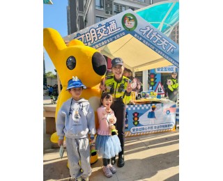 文明交通，礼行天下！武汉交警大张旗鼓进社区摆摊送礼