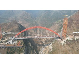 210米峡谷上的“空中搭桥术”：宜攀高速雷波大桥合龙