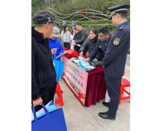 东西湖城管把“法治摊位”摆到市民身边