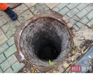 井盖碎裂男童坠井，67岁爷爷跳入5米深雨水井救孙子双双被困，消防员与民警合力营救！