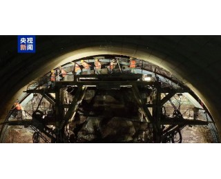京昆高速汉广扩容项目万家隧道贯通