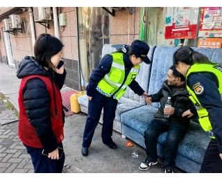 青山城管队员帮助街头迷路老人回家