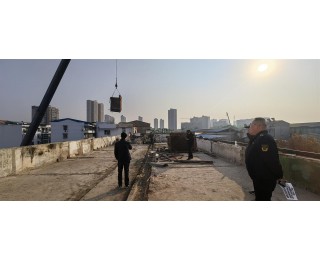 49年的老房子不堪楼顶违建房之重，黄陂拆除450平方米“楼上楼”消除安全隐患