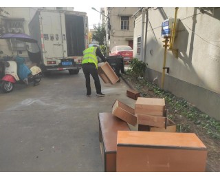 丢弃街头巷尾的沙发等大件垃圾，他们收运后再“变废为宝”