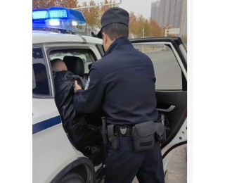 斑马线上伸援手 民警暖心护送八旬老人回家