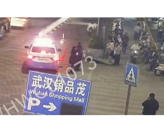 装有约5000元现金的背包失而复得，失主从兰州寄来锦旗感谢武汉民警