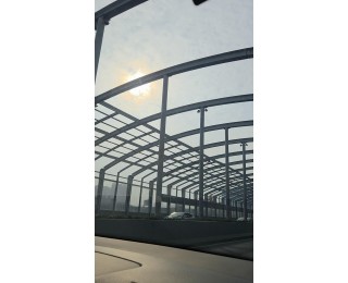 晴天过武汉这条高架竟“闪眼”！隔音屏光影干扰引热议，安全隐患待破解