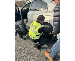 民警先救援后处罚，驾驶员表示“这样更让人信服”