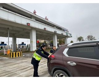 车辆突然“趴窝”，太和管理所工作人员伸出援手