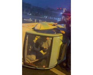 三轮车侧翻司机被困，蔡甸城管携手市民暖心救援化险情