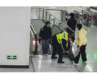 教科书式“神同步”！巡逻辅警和地铁站务员同时按停扶梯救下摔倒老人