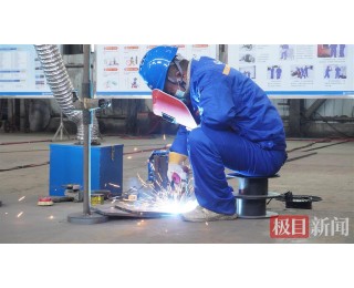 焊工毫厘之间展技艺，“超级工程”高原铁路练精兵