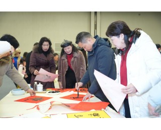书法家现场挥毫送“福”，市民欢声笑语迎新年